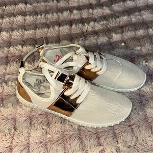 Women's JG Comfort Sneakers
White & Gold/ Bronze Size 7.5
Nylon